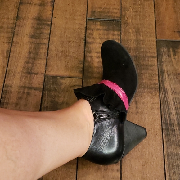 Chanii B black and pink leather booties. Size 7. - Picture 7 of 8